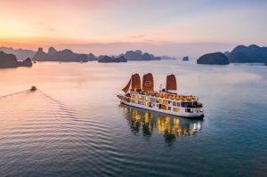 Emperor Cruises Legacy Fai Tsi Long boutique cruise ship on Bai Tu Long Bay